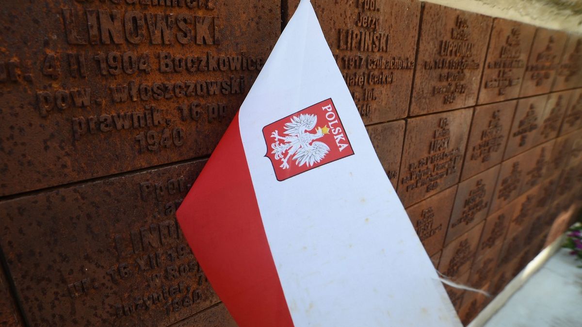 Rusové odstranili pamětní desku obětem Katyně, masakr se prý nestal